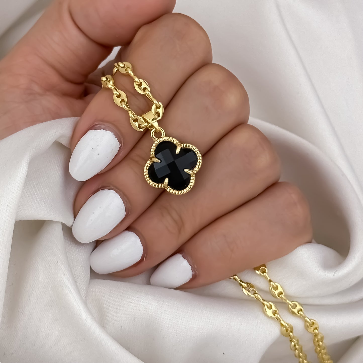 Cadena Tejido Gucci de Dama de 45cm de 3mm de Grosor + Trébol Negro en con Micro circones en Oro Laminado 18k con Garantía de por vida