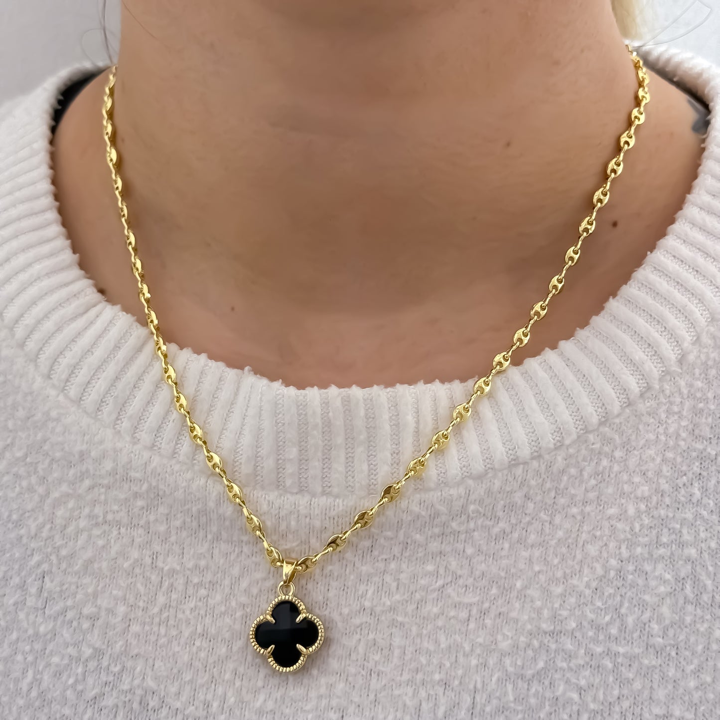 Cadena Tejido Gucci de Dama de 45cm de 3mm de Grosor + Trébol Negro en con Micro circones en Oro Laminado 18k con Garantía de por vida